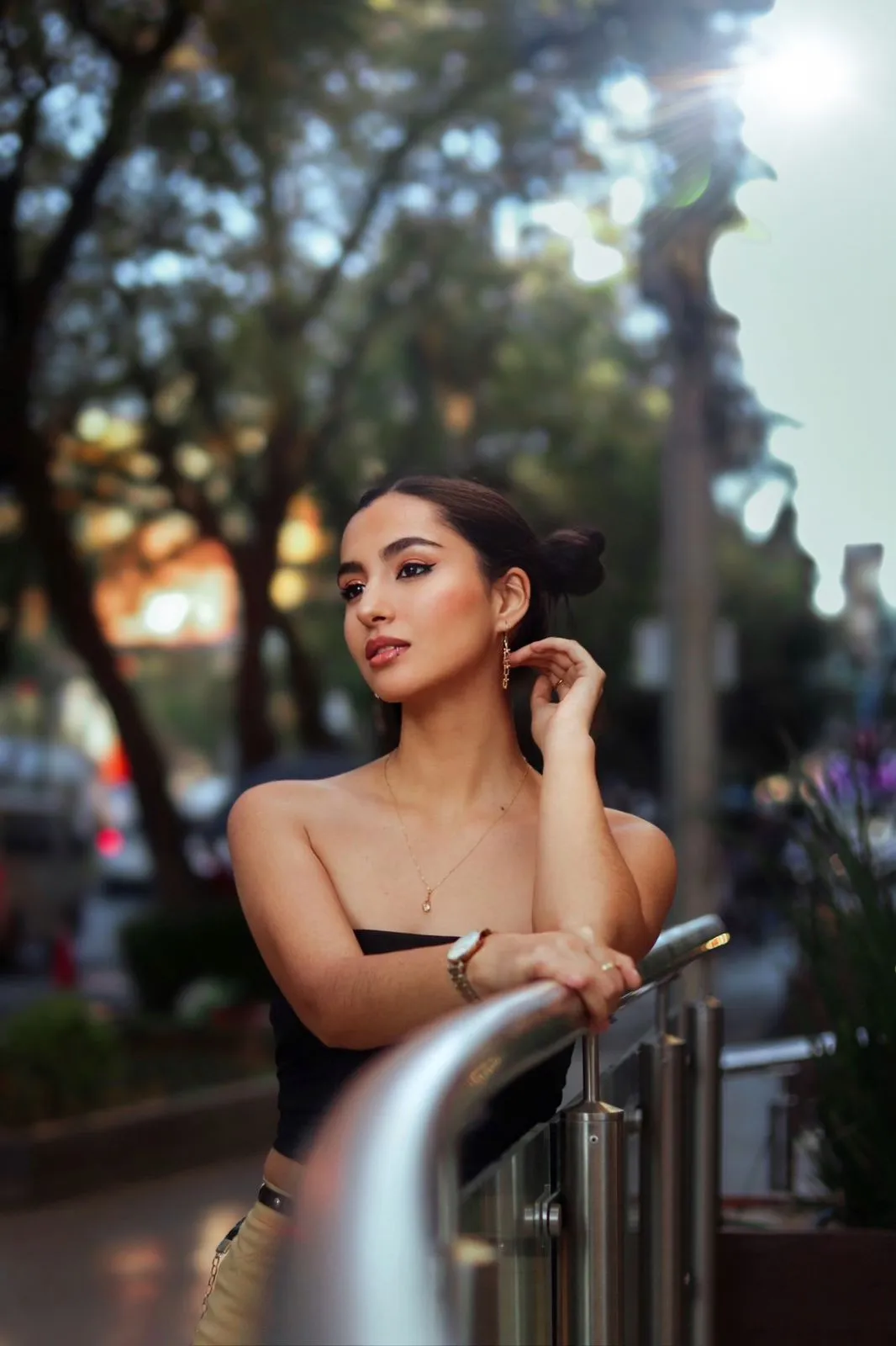 Reflexión Urbana y Luz Dorada